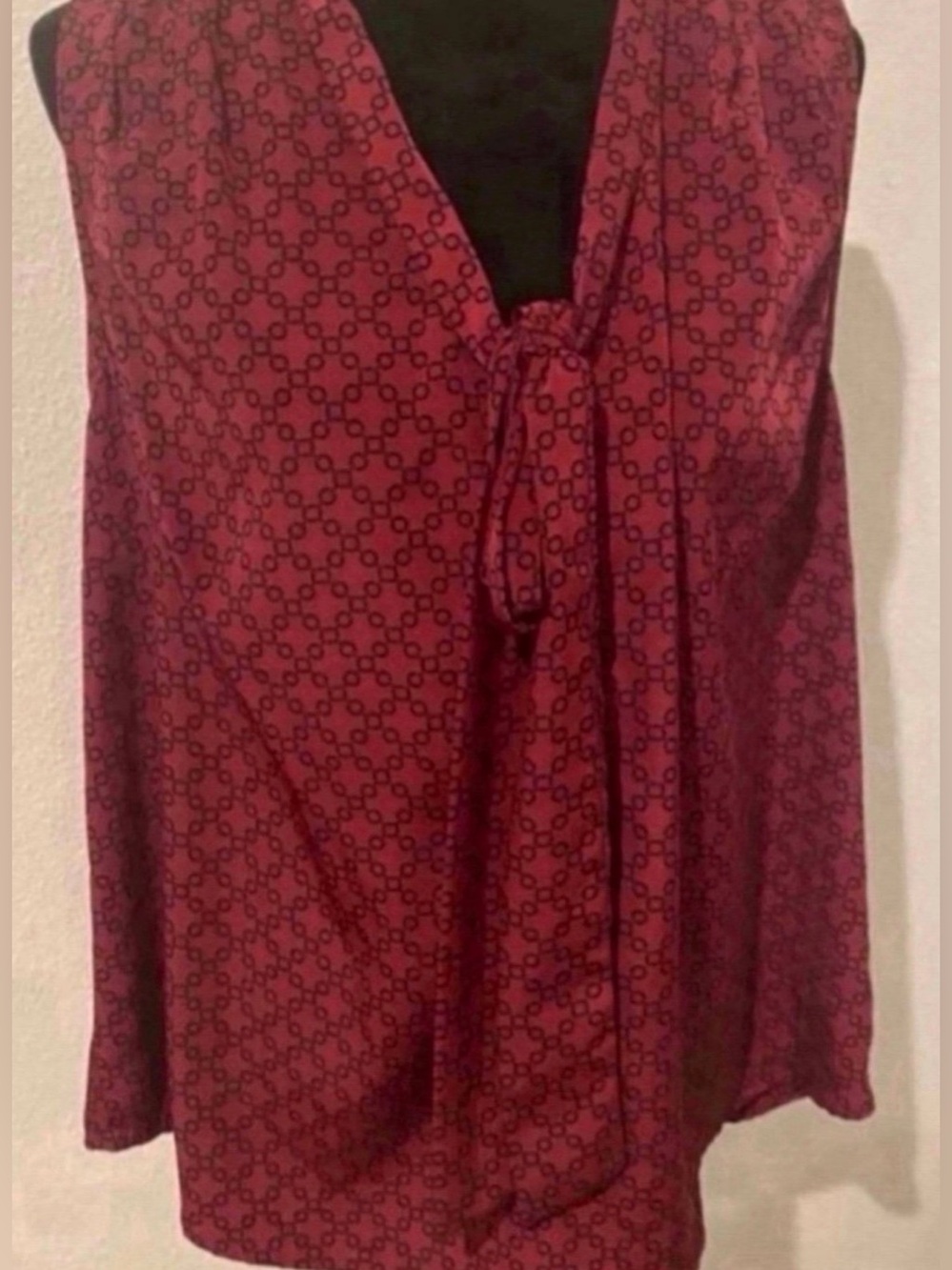 New with no tags Women’s Sleeveless Tie-Neck Blouse - Burgundy Pattern (Size 1X)